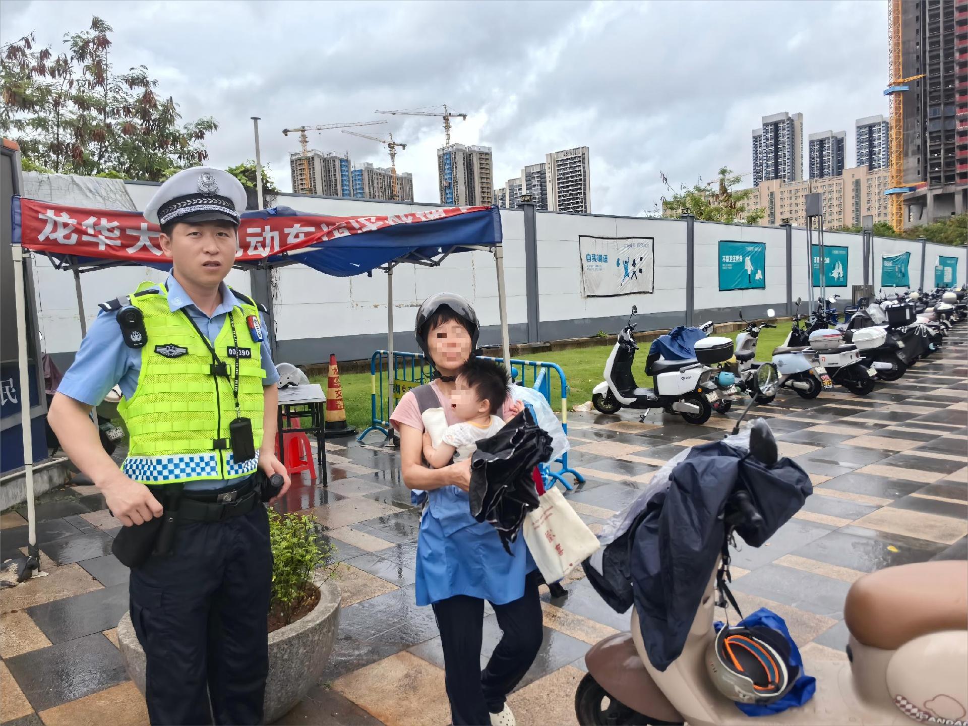雨中这一幕太暖了！交警铁骑变身“临时家长”护送学生