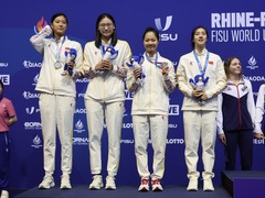 （体育）（3）大运会——游泳：中国队获得女子4X100米自由泳接力银牌