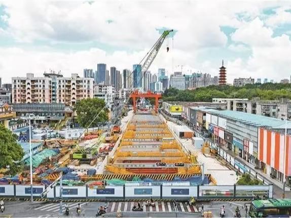 地铁25号线龙华段所有站点全部完成围闭