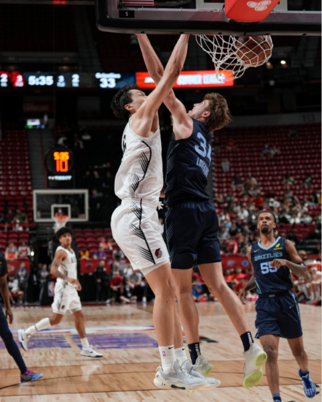 杨瀚森（左）在NBA夏季联赛炸裂扣篮 图/波特兰开拓者官方微博