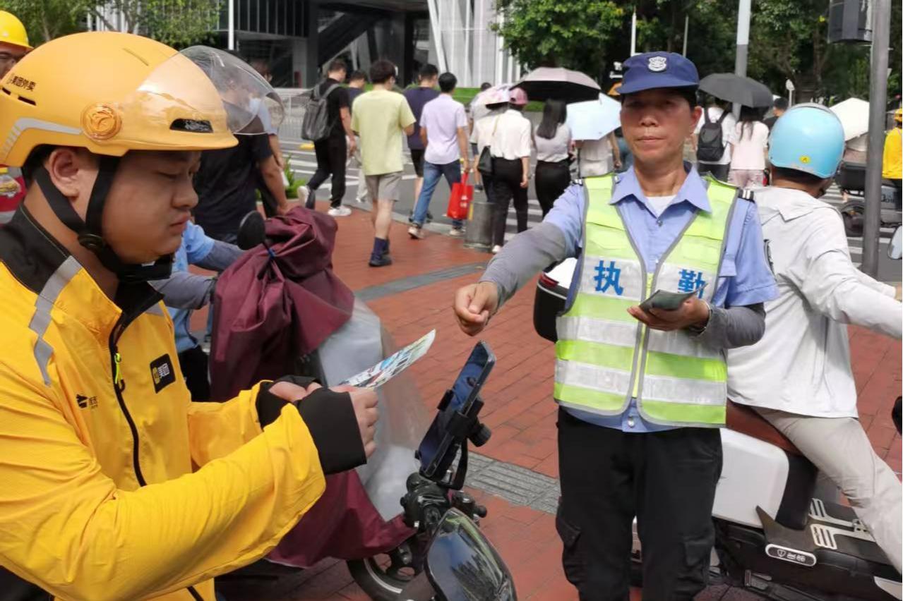 西丽街道交通劝导员勇救迷路儿童