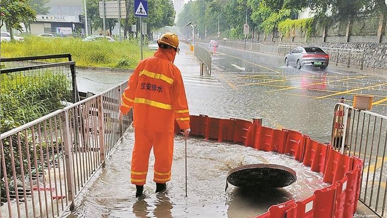 宝排公司雨夜坚守岗位全力做好防御