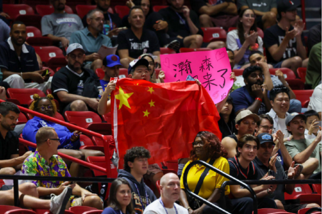 中国球迷在美国为杨瀚森助威图/波特兰开拓者官方微博