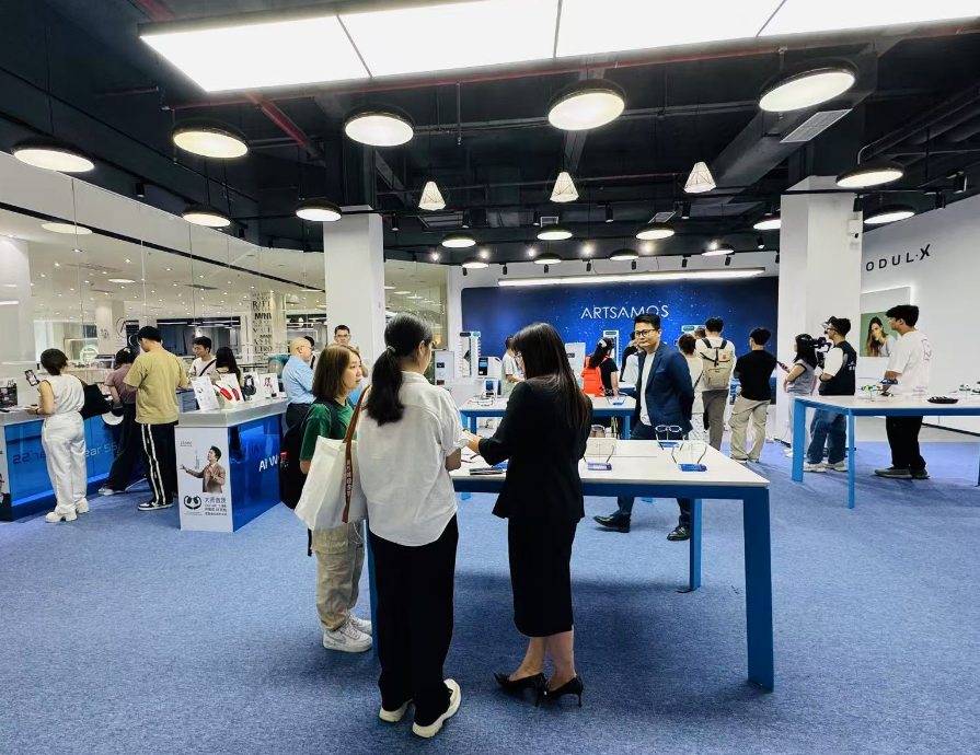 网络大V走访龙岗眼镜，揭秘千亿元产业的创新密码