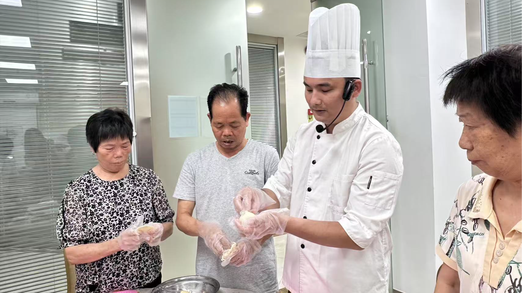 唱歌画画做点心！沙井蚝乡社区长者们的“暑期档”太精彩了
