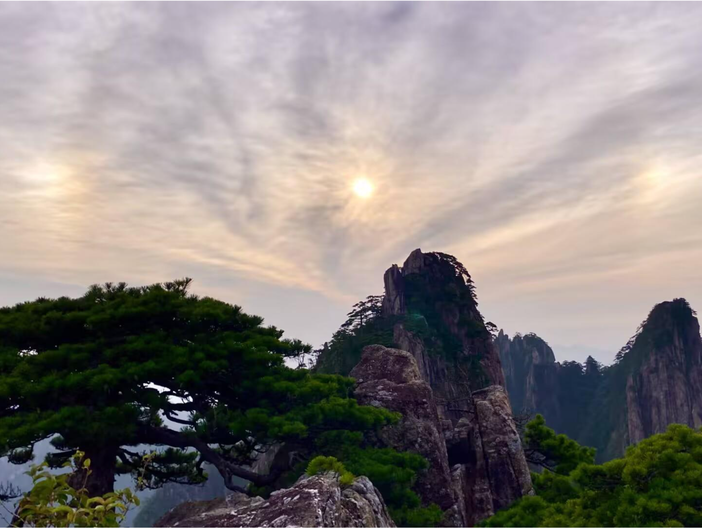 “三体”太阳？黄山出现幻日奇观，专家：冰晶折射阳光而成