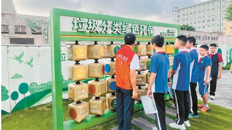 新桥青年志愿者助力城市环境综合整治