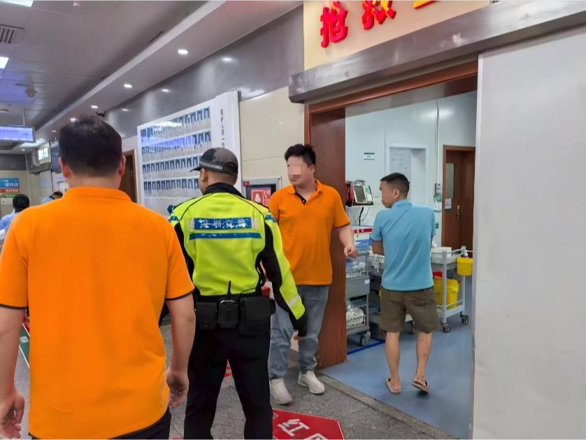 12分钟！龙华铁骑护送割伤工人及时就医