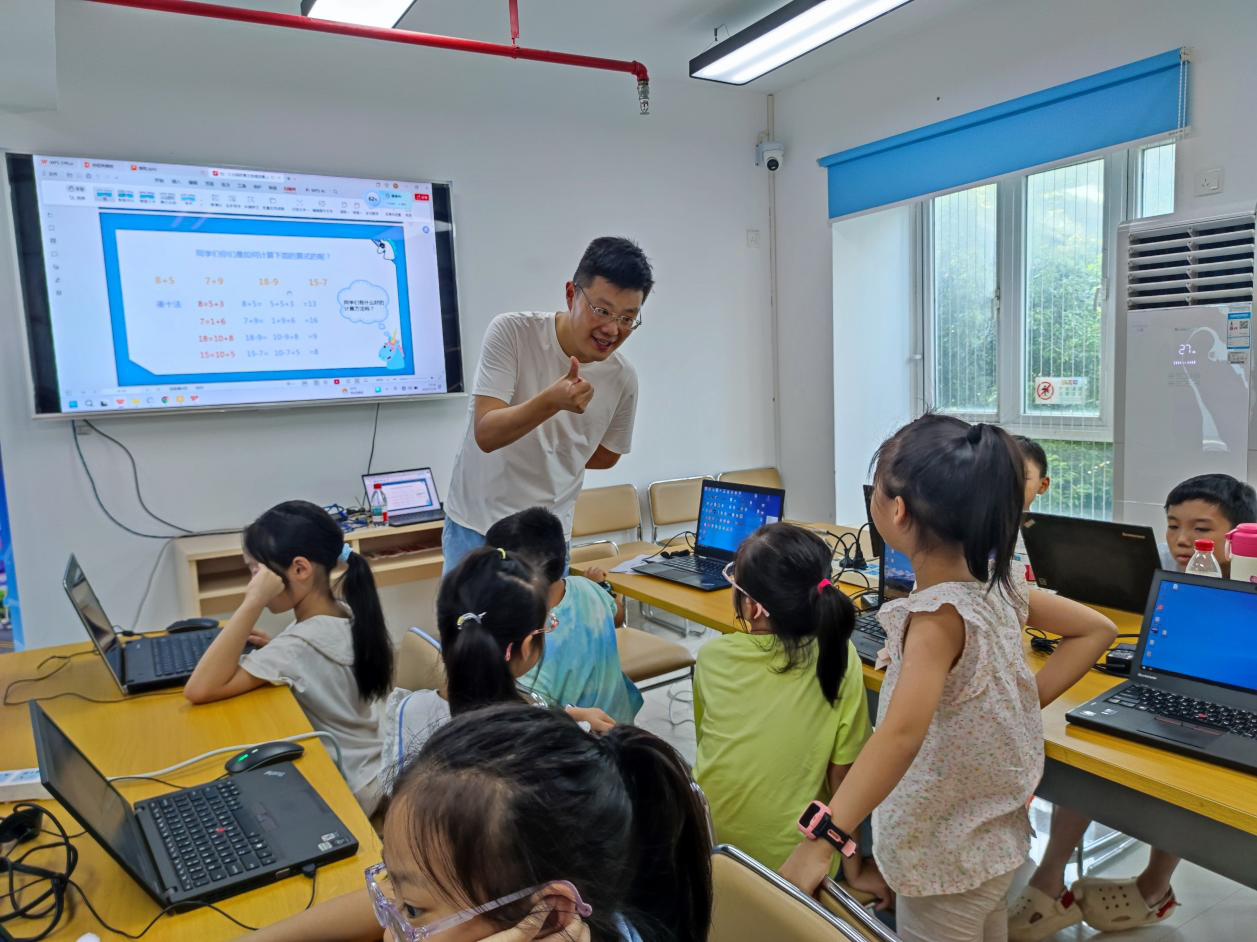 大塘龙社区少儿编程工作坊点燃青少年科技梦想