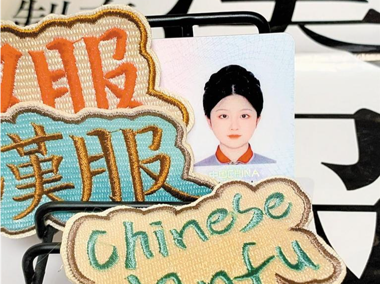 明制立领、古式发髻......深圳身份证办理窗口掀起“汉服风潮”