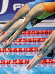 （体育）（9）大运会——游泳：中国队获得女子4X100米自由泳接力银牌