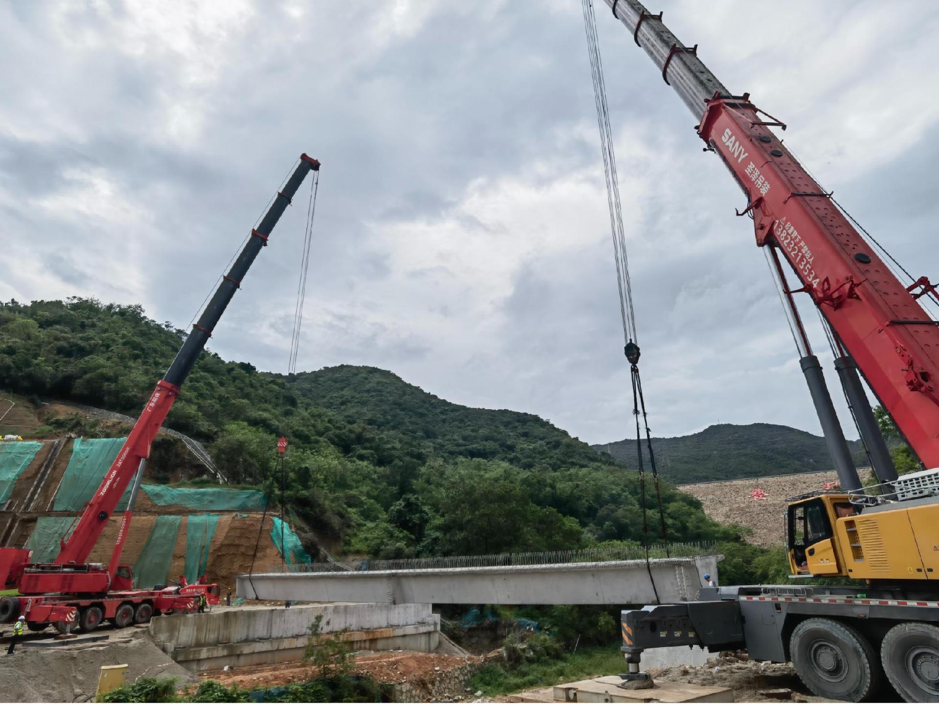 盐坝高速市政化改造工程（一期）首墩首梁精准落位