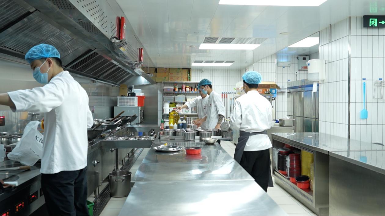推动餐饮基础设施创新和数字化转型，美团今年将与头部餐饮商家共建万家卫星店