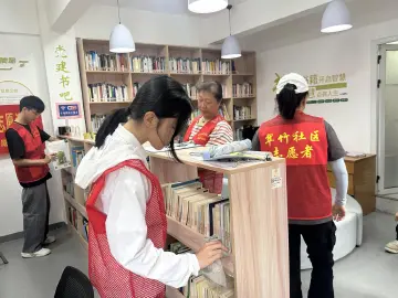 翠竹社区开展图书室暑期整理志愿活动