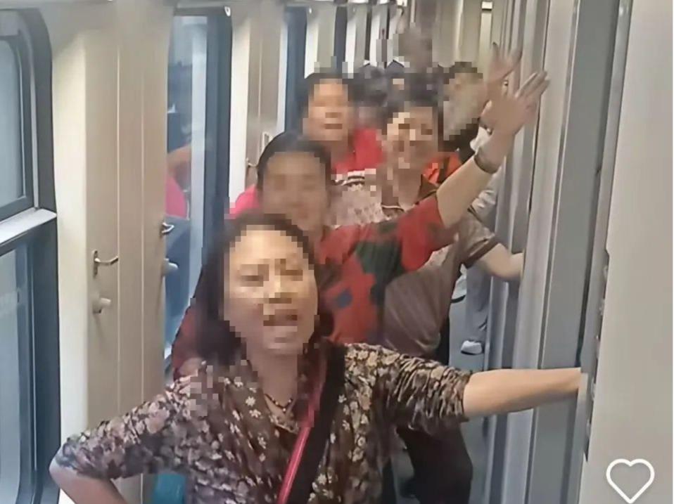 多名老人在火车卧铺走道放音乐跳广场舞，12306回应：遇到可投诉