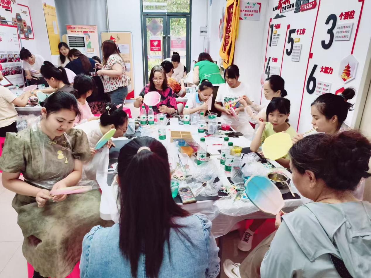 木头龙社区开展蚕丝技艺活动 沉浸式感受传统文化