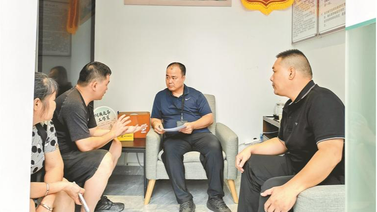 人物 | 王灵典:“阿典夜茶”调解室喝出民生温度