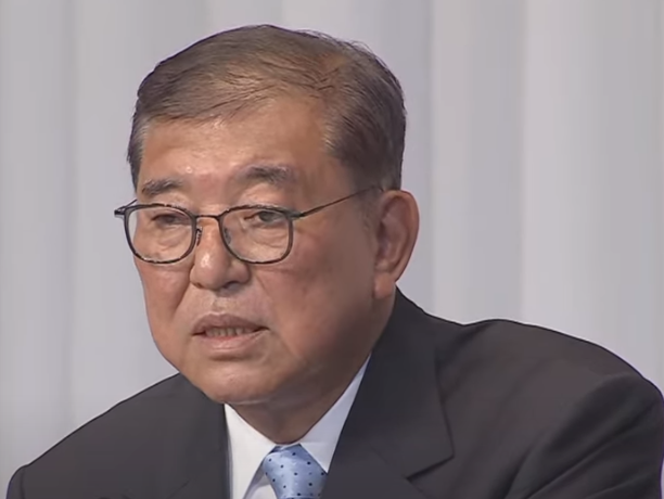 议员聚集签名，石破茂遭党内“逼宫”：不下台就罢免 