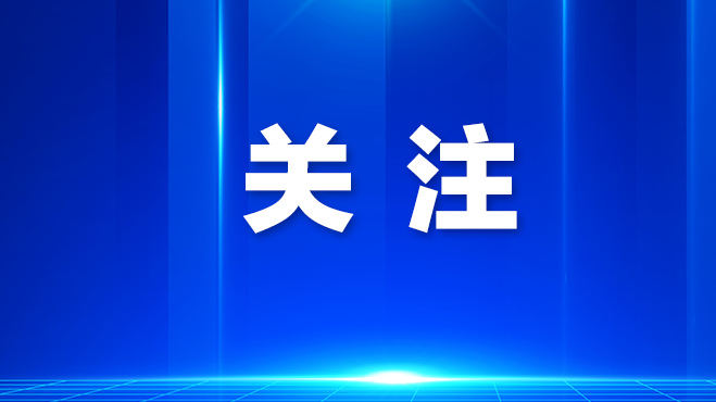 龙华铁骑队员帮忙照看求助群众孩子
