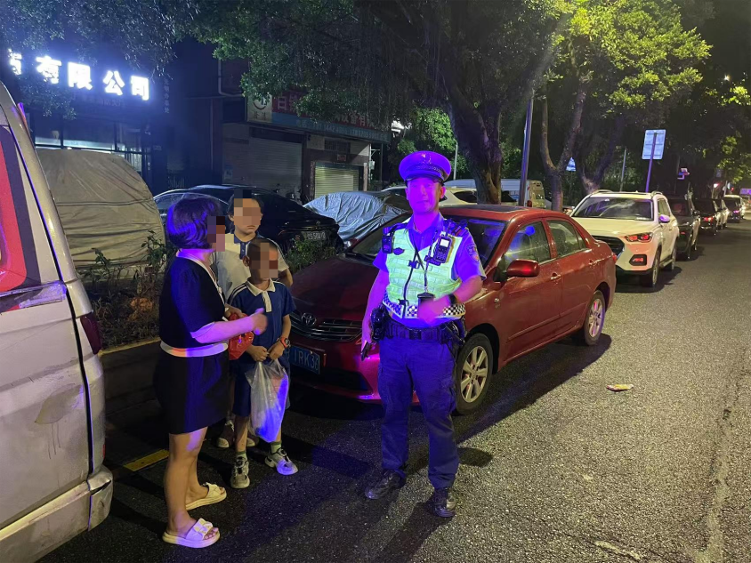 深圳一母亲因低血糖滞留高速公路，交警“代驾”护送母子回家