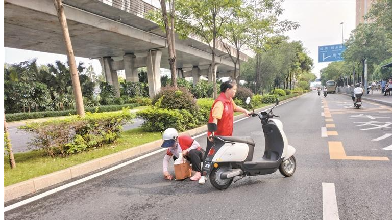 新桥街道市民骑车摔倒 “志愿红”热心帮扶