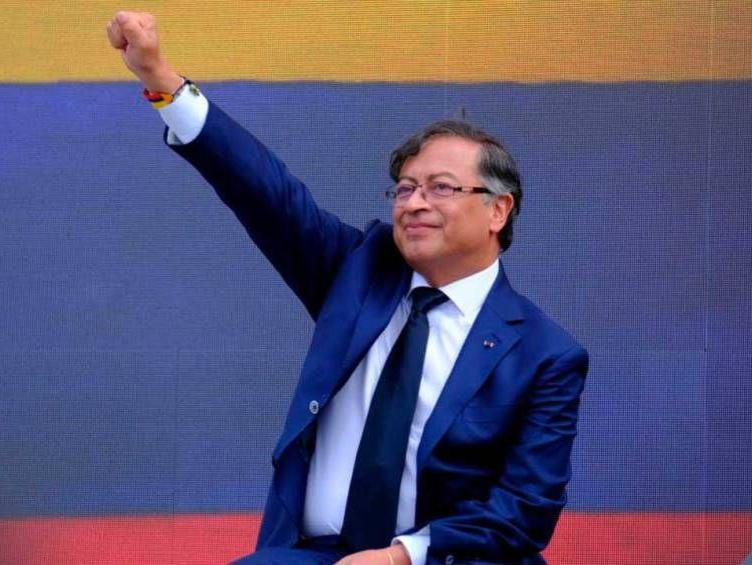哥伦比亚总统专机因受到导弹袭击威胁而改道