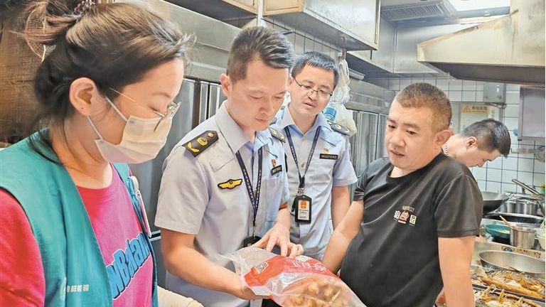 市场监管部门夜查马田烧烤店 切实守护群众“舌尖上的安全”