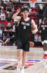 （体育）（10）篮球——NBA夏季联赛：杨瀚森首秀 开拓者胜勇士
