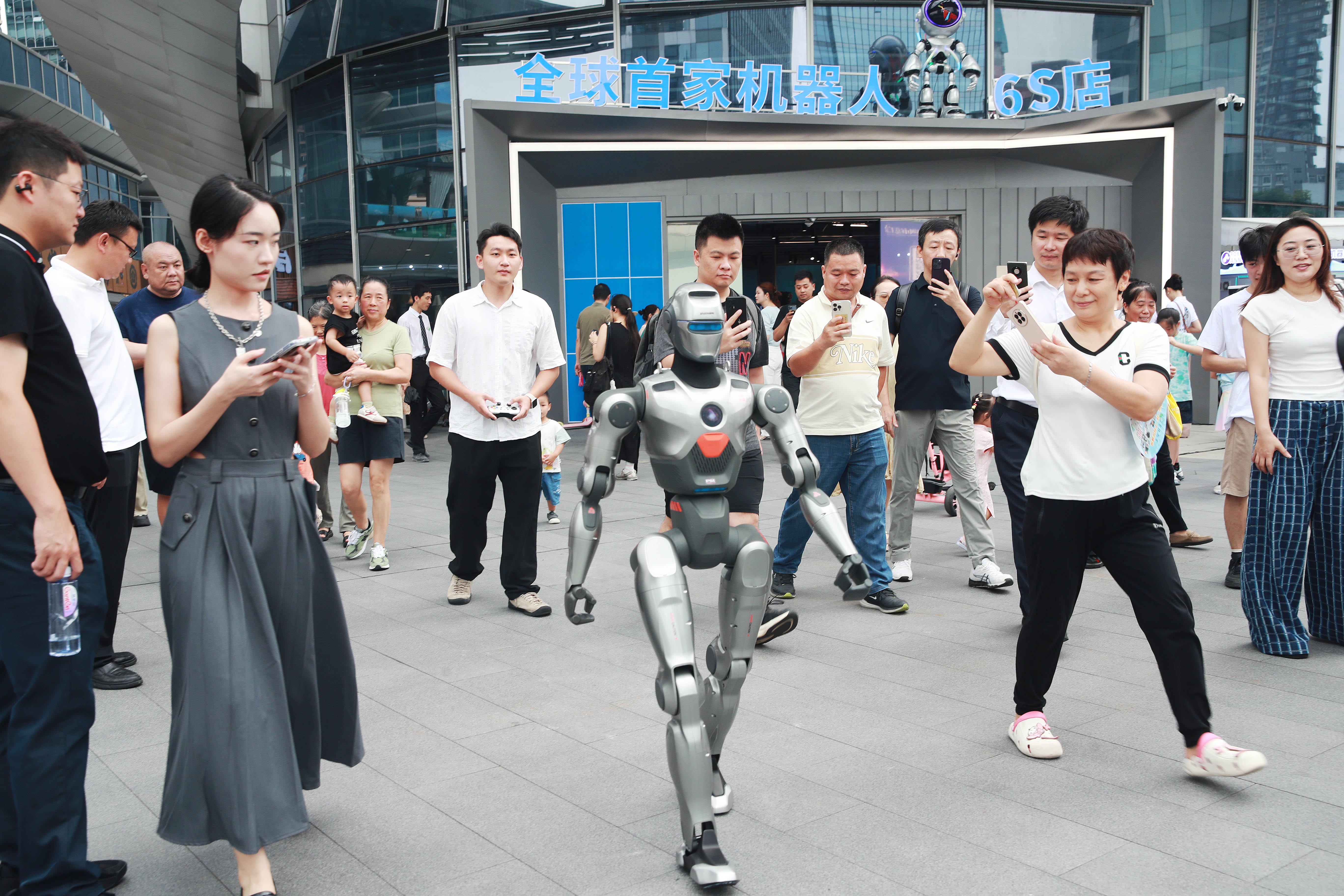 带一台你的专属机器人回家！全球首家机器人6S店落地龙岗