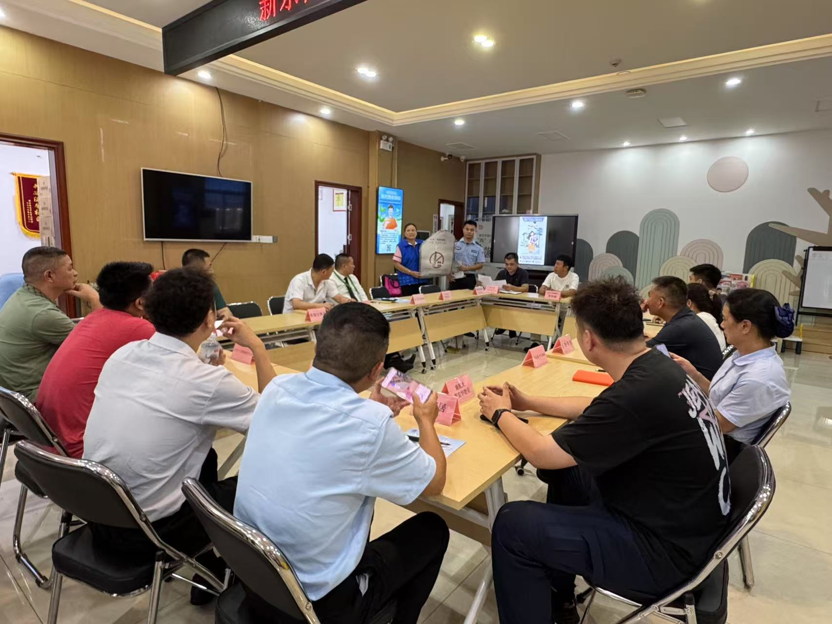 此类“电子烟”要警惕!禁毒社工联合民警开展禁毒宣传