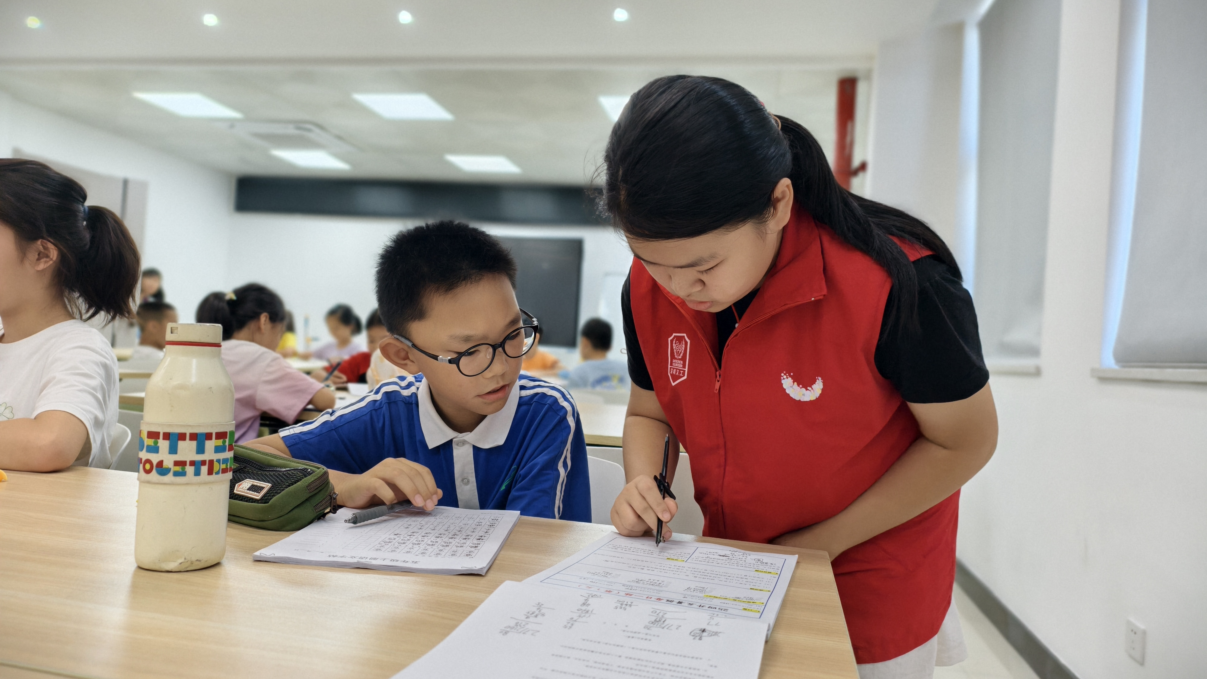 新安甲岸社区开展青少年成长学习互助小组活动