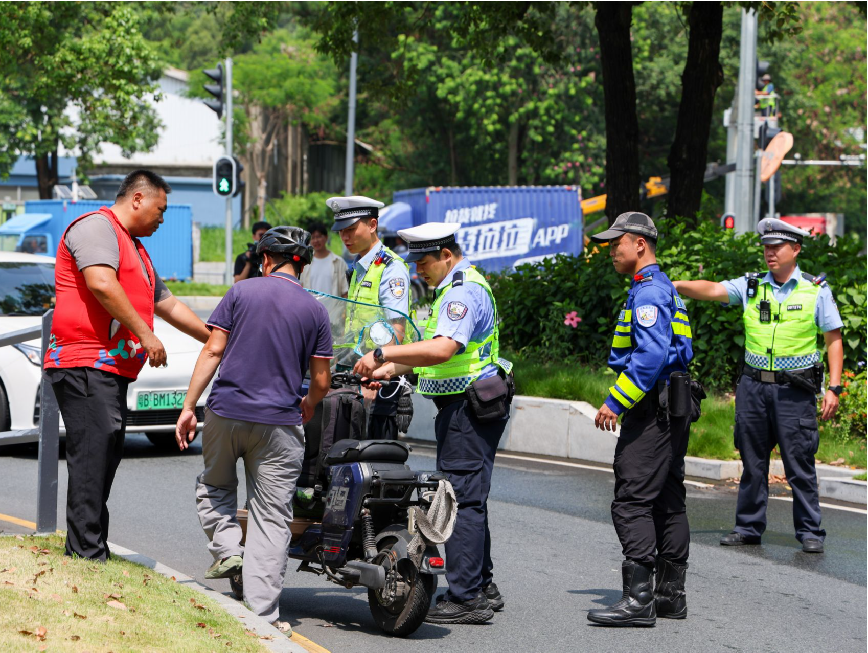 深圳交警开展“夏季行动”首次大规模集中执法