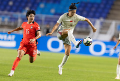 （体育）（7）足球——东亚杯：中国女足战平韩国女足