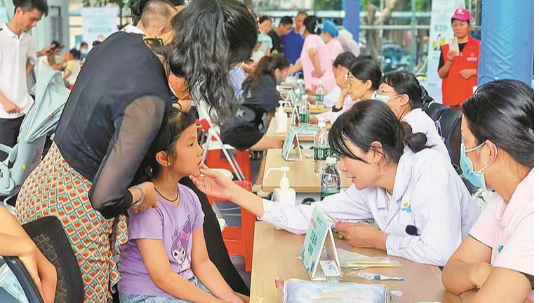 民治民新社区:儿科名医义诊摆到居民家门口