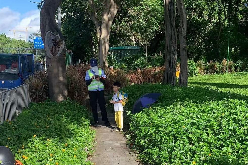 西丽街道交通劝导员救助迷路儿童