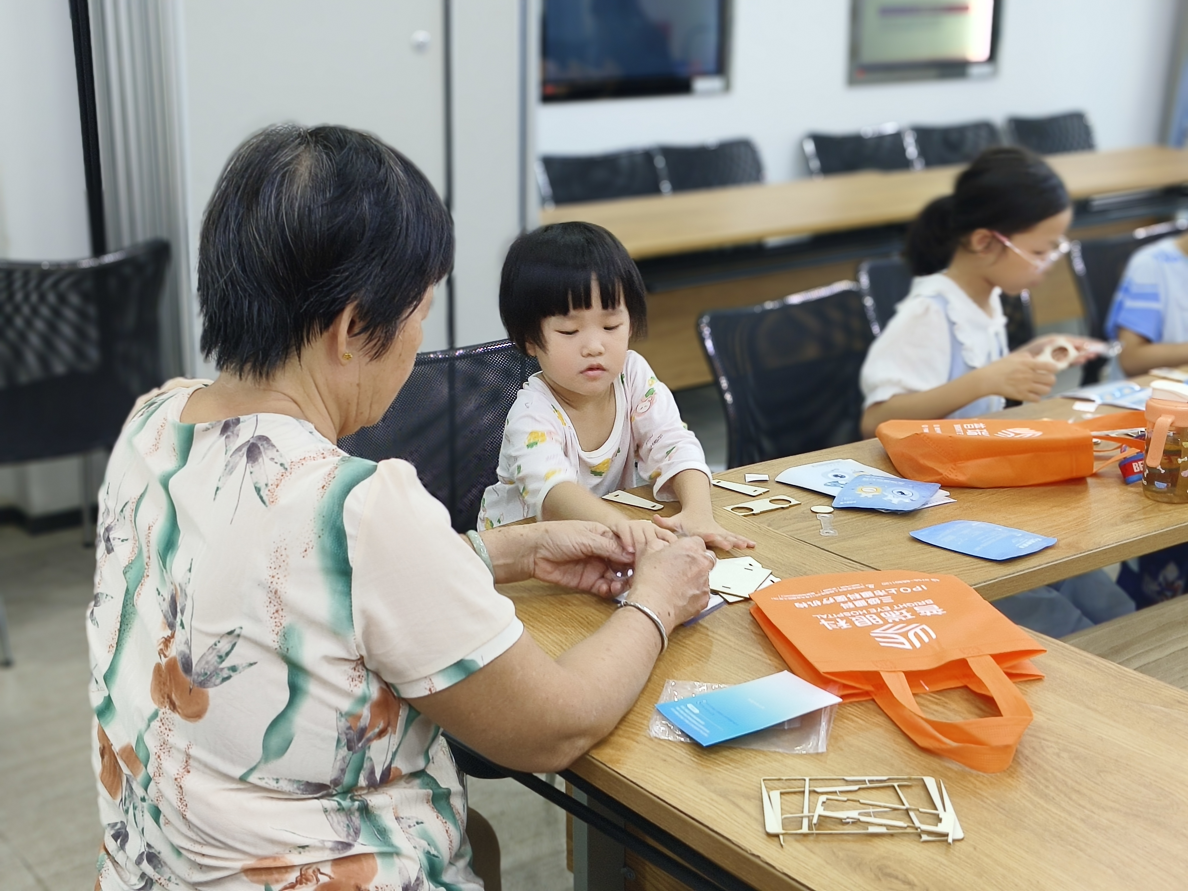 鹿丹村社区开展亲子望远镜工作坊