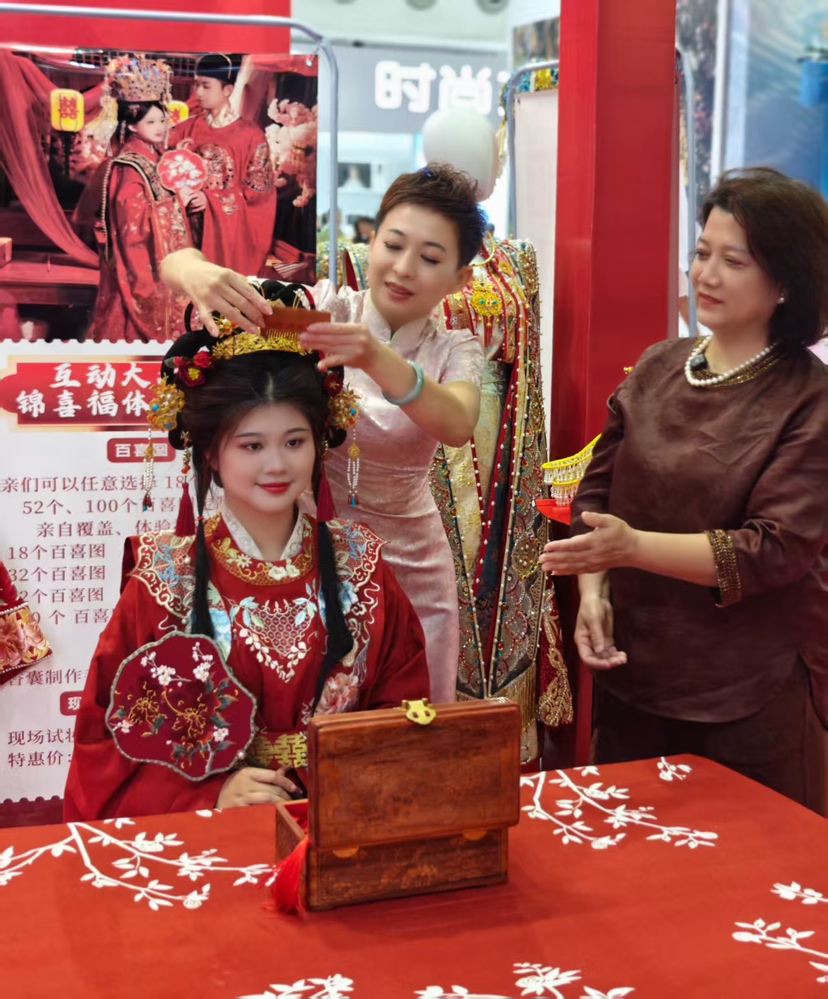 广府“大妗姐”亮相深圳婚博会 传统婚俗演示受关注