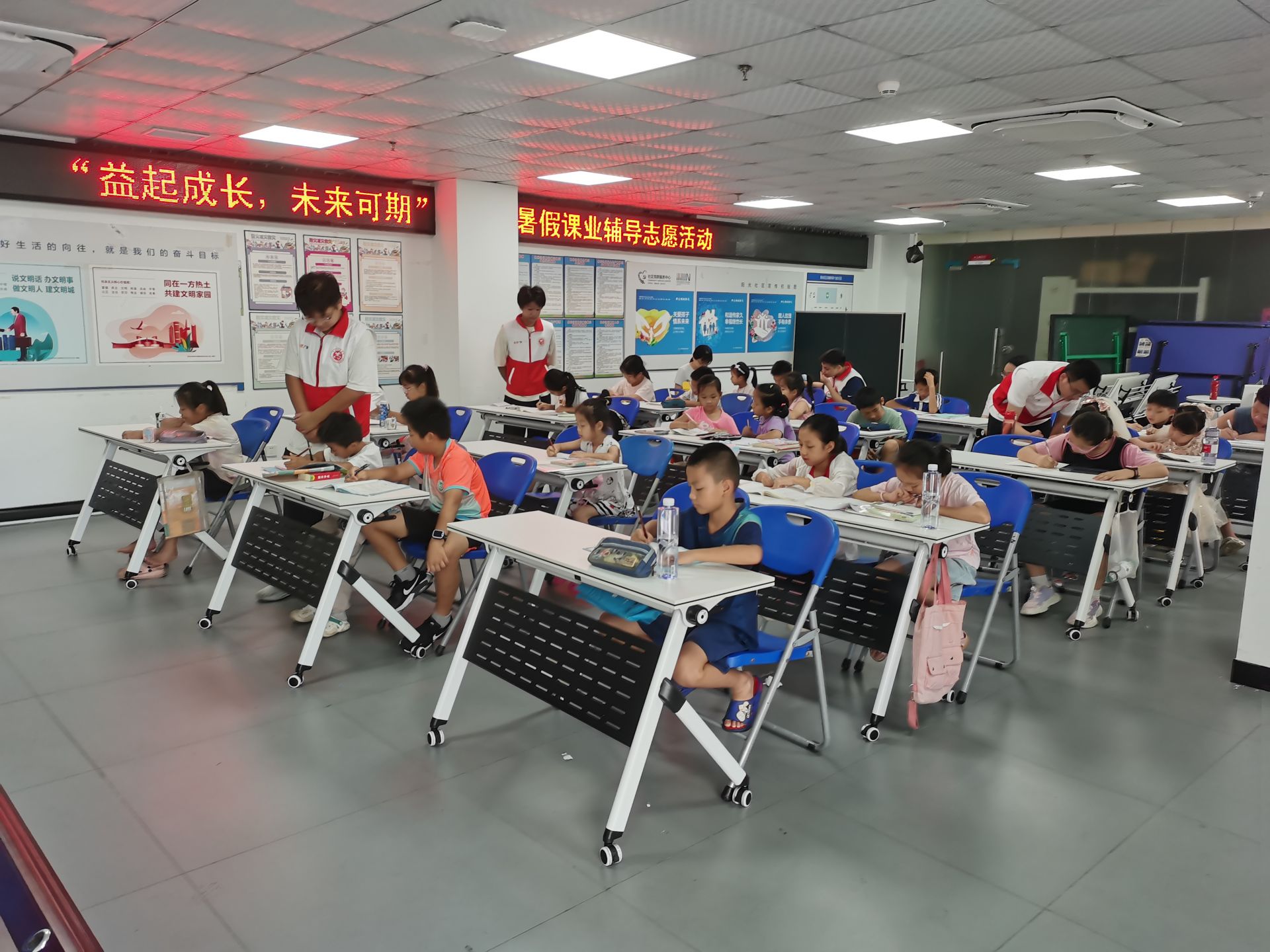 西丽街道阳光社区开展暑期课业辅导活动  为随迁子女撑起 “成长保护伞”