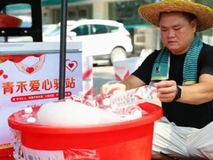 湖南常德：“95后”创业青年自设“爱心驿站” 为户外工作者送清凉