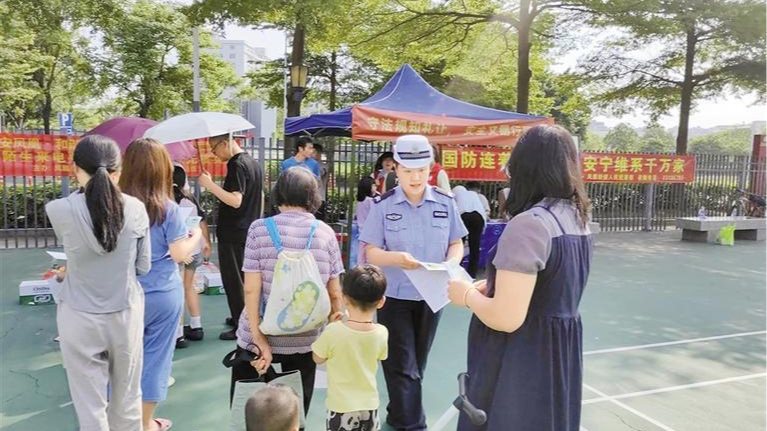 光明交警进社区宣传交通安全