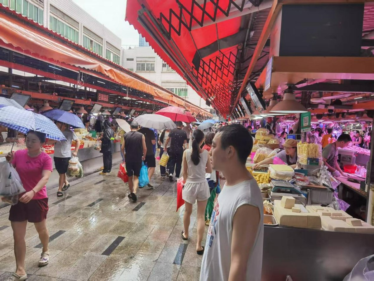 台风下的宝安农贸市场：烟火气不减，供应充足