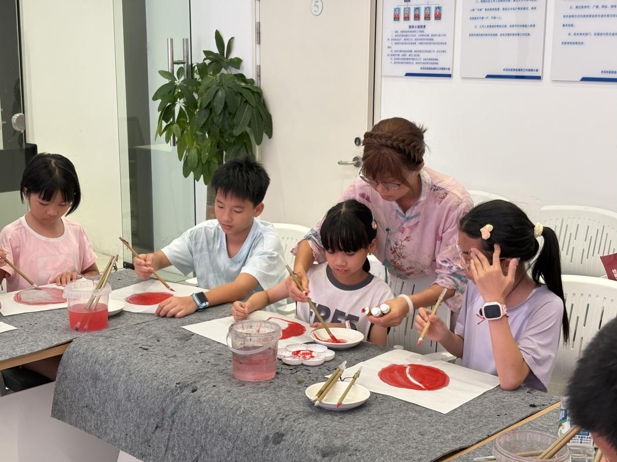 水贝社区国画工作坊点亮青少年暑期生活