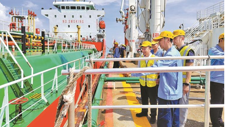 航油保障能力跃上新台阶 深圳承远五千吨级航道首迎大型油轮