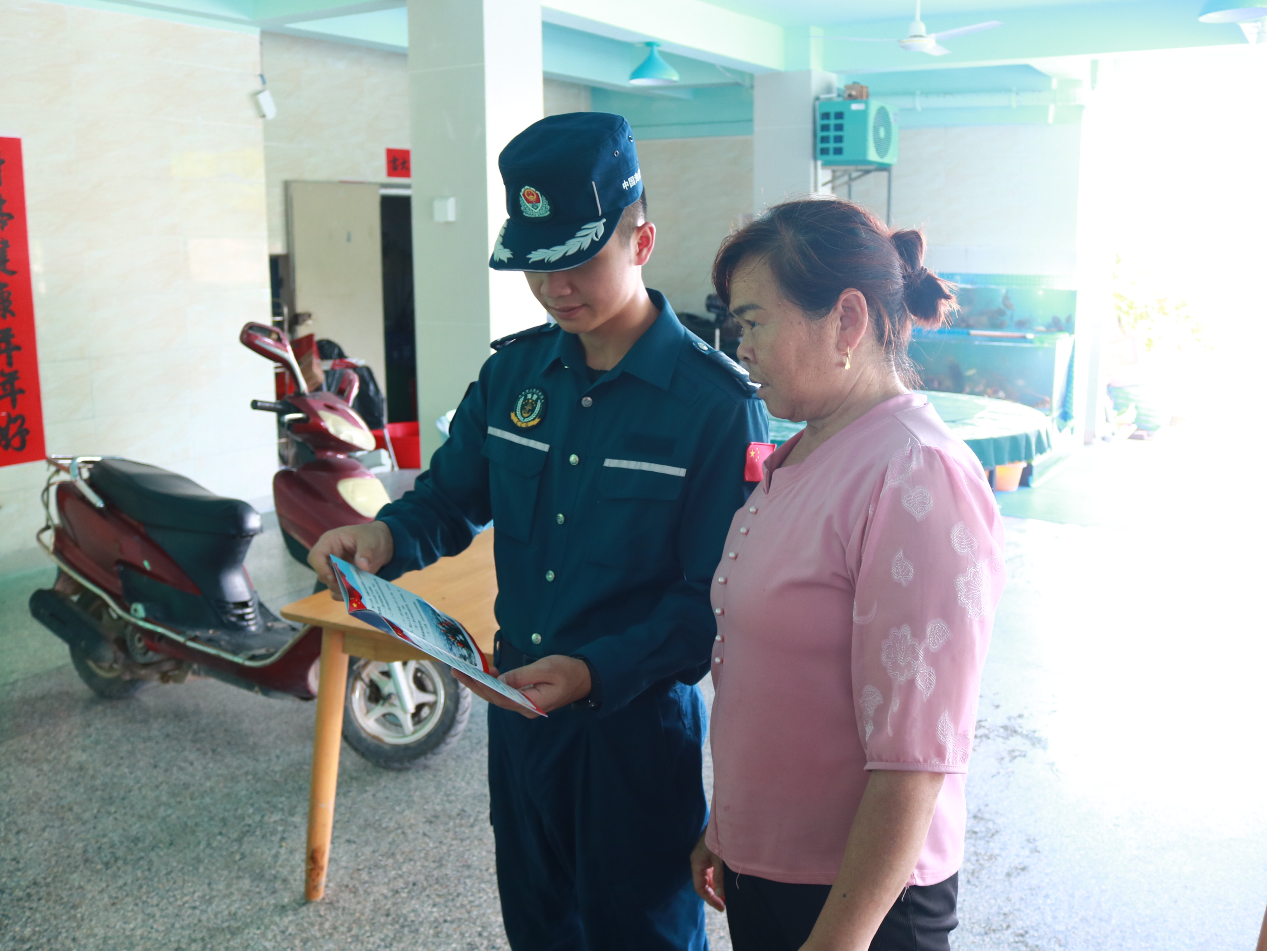 广东海警局直属分局开展盛夏护航民生活动