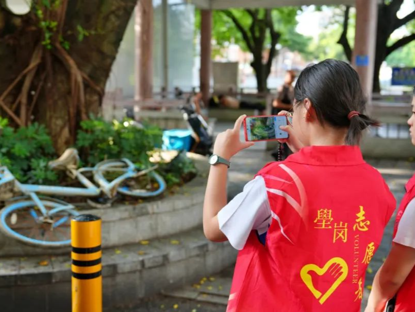 “城市细节观察官”上街巡查 助力城市环境秩序提升