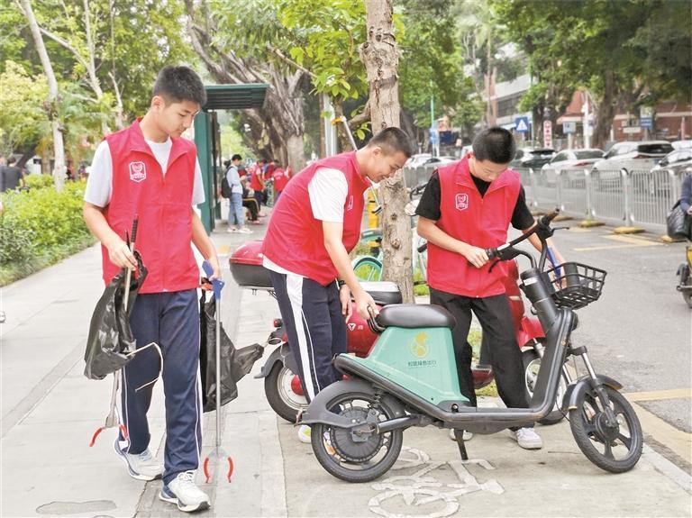 布心社区青少年化身“环保小卫士”