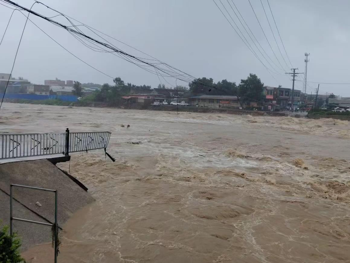 河北易县一桥梁第二次被洪水冲垮，当地：提前连夜转移了居民，没有人员伤亡