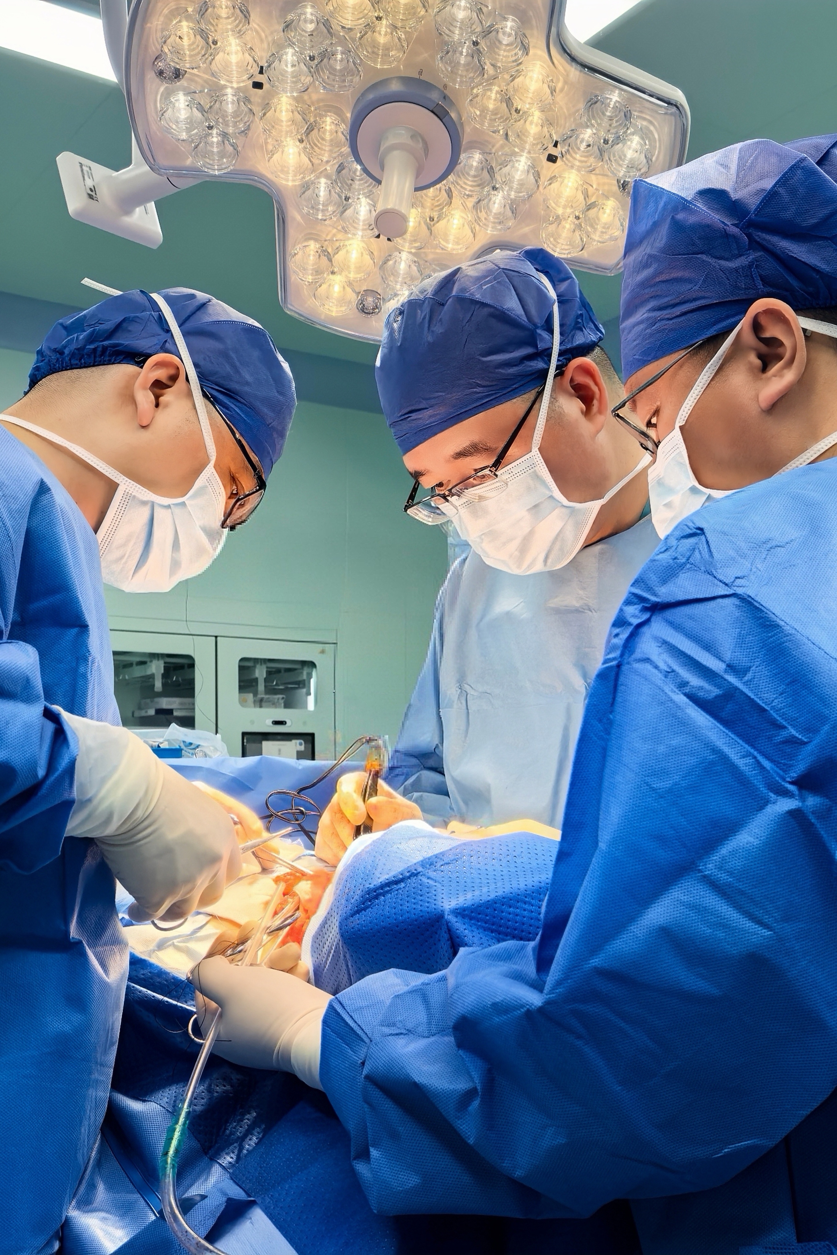 甲状腺癌“重女轻男”？这一家族4名壮汉接连中招！医生紧急提醒