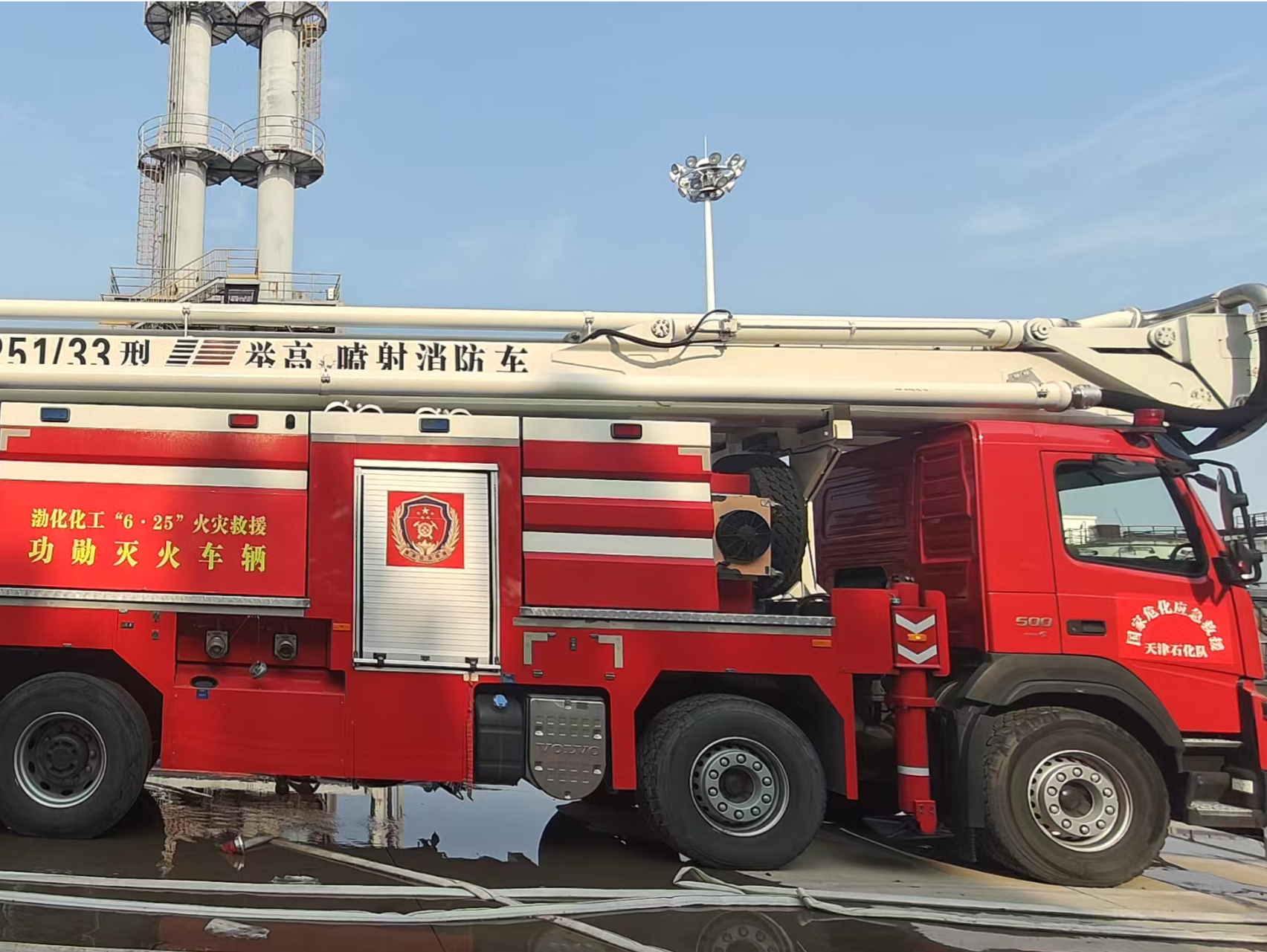 中集8辆高喷消防车参与“应急使命·2025”演习