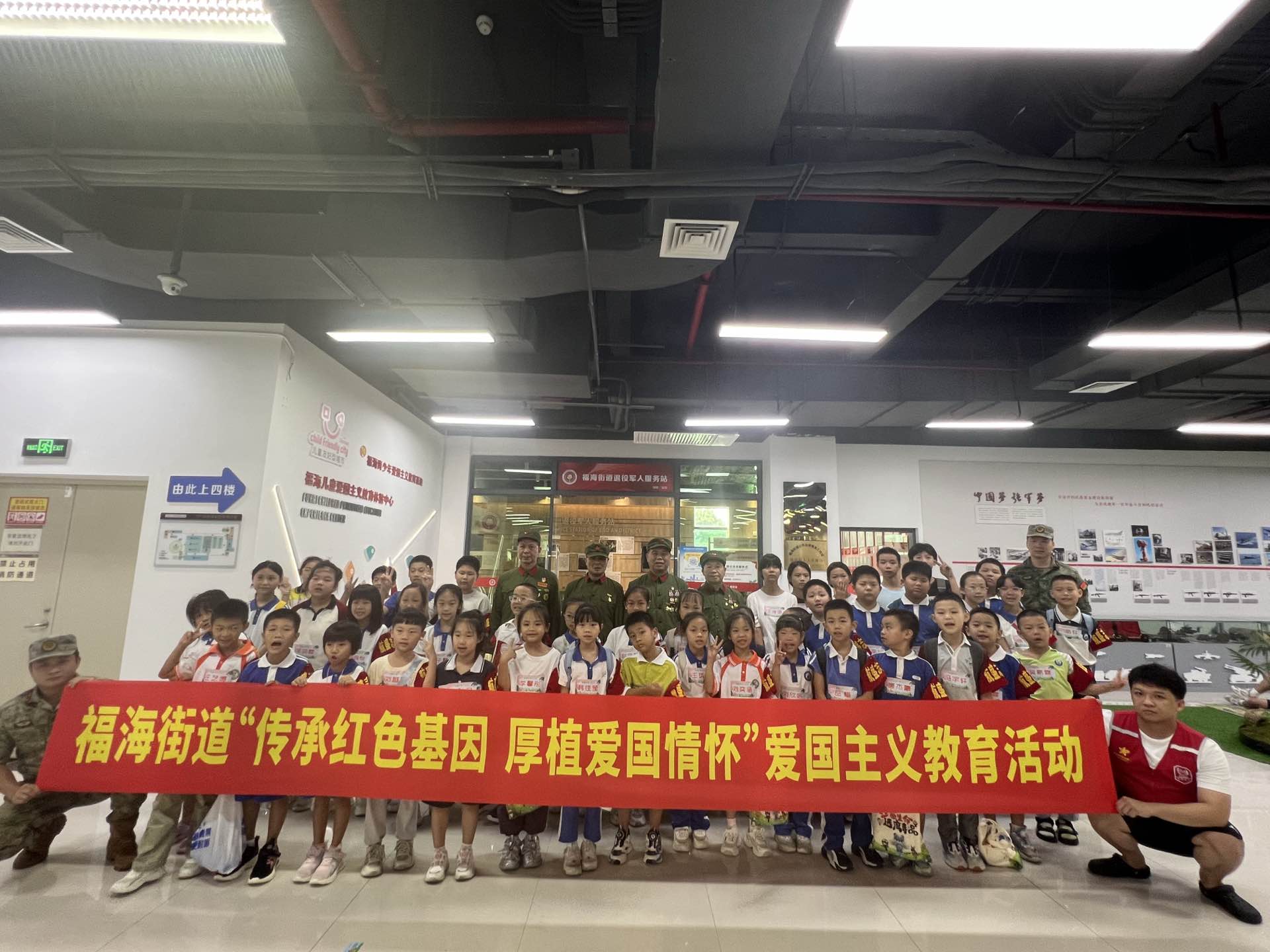 长征沙盘前忆烽火，国防模型旁话担当，46名学子体验红色学习之旅